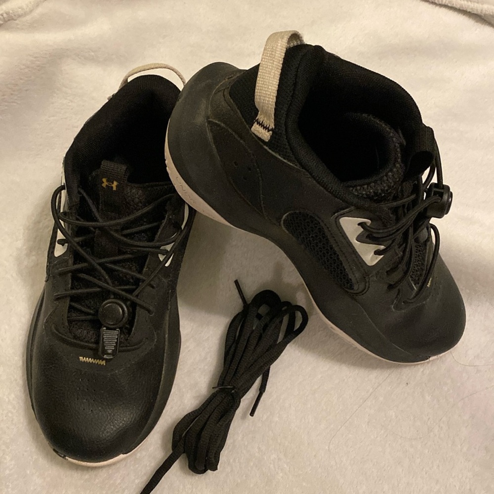 Under armor boys tennis shoes